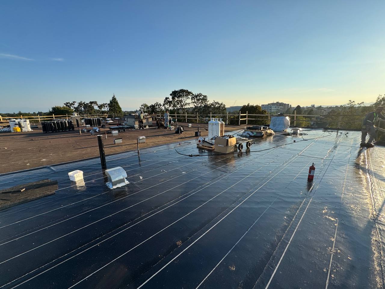 Dark roof surface extending across a flat roof area